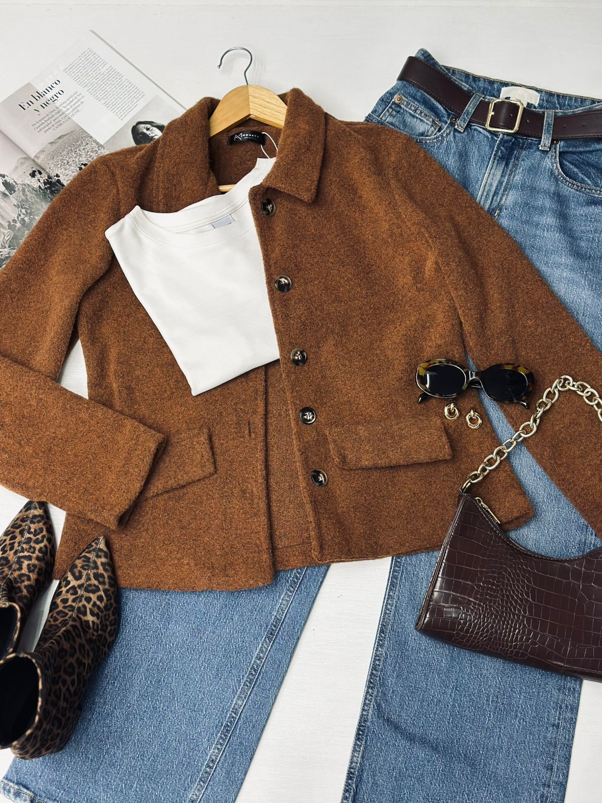 Chaqueta corta con botones de madera