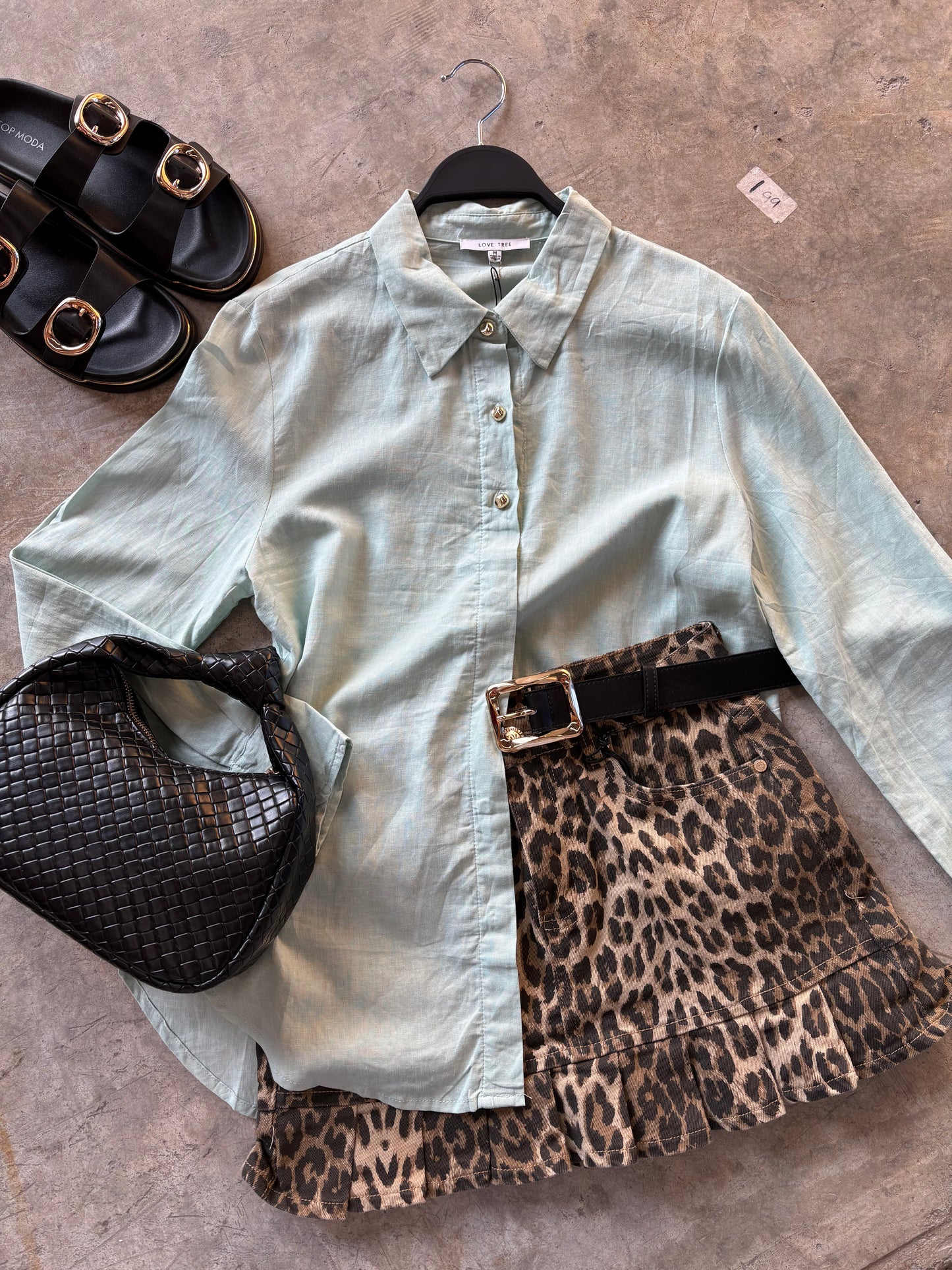 Camisa con botones dorado