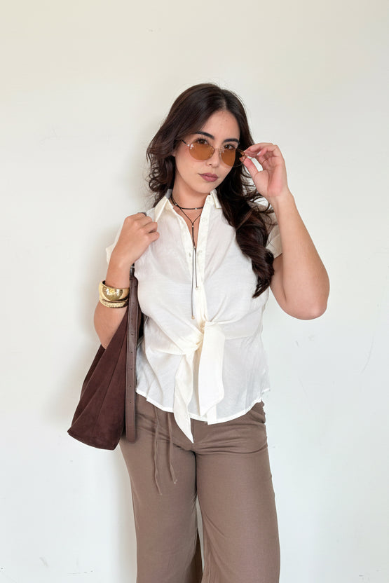 Camisa con moños enfrente