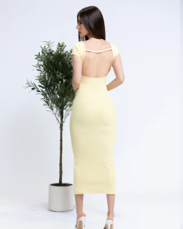 Vestido con escote en la espalda