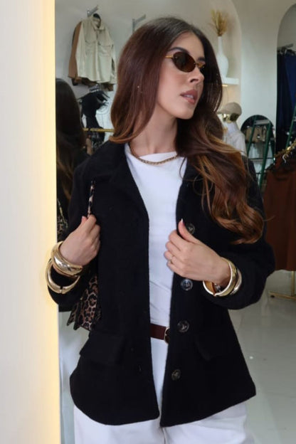 Chaqueta corta con botones de madera