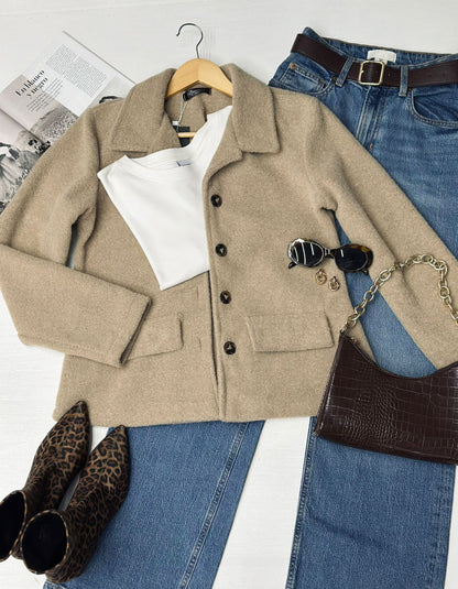 Chaqueta corta con botones de madera