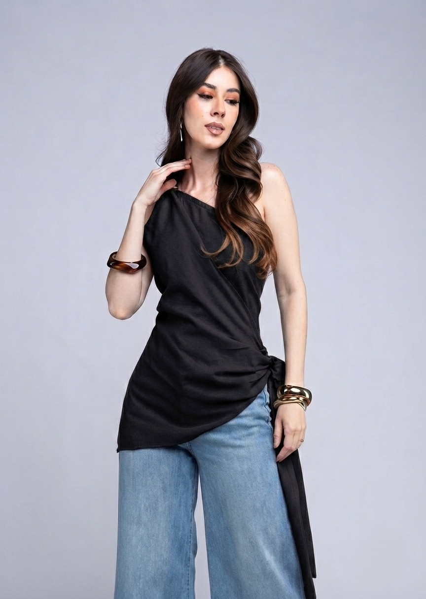 Blusa Sesgada Broche Metálico