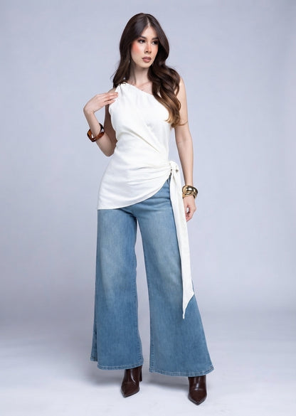 Blusa Sesgada Broche Metálico