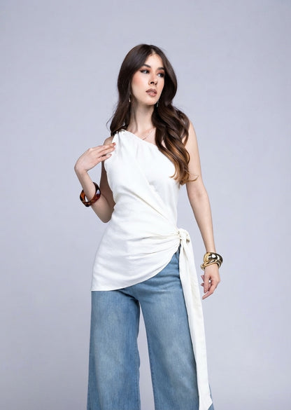 Blusa Sesgada Broche Metálico
