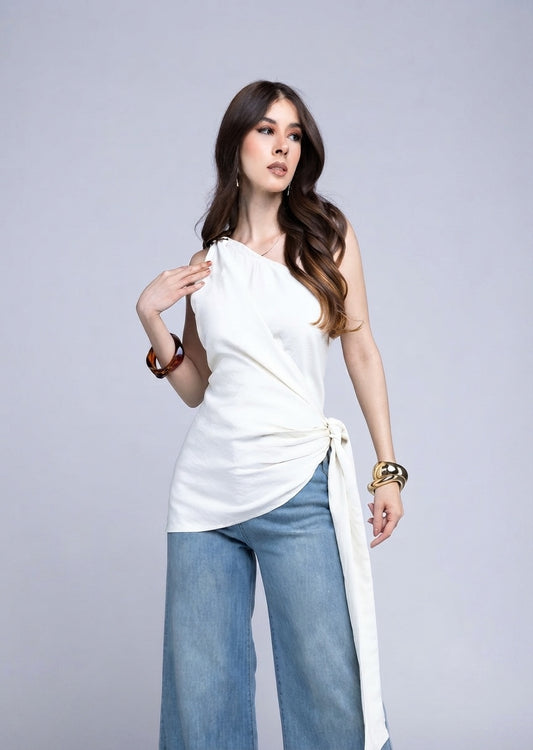 Blusa Sesgada Broche Metálico