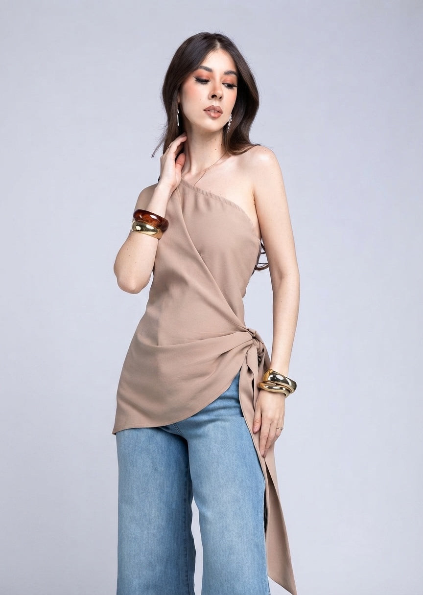 Blusa Sesgada Broche Metálico