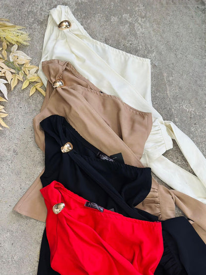Blusa Sesgada Broche Metálico