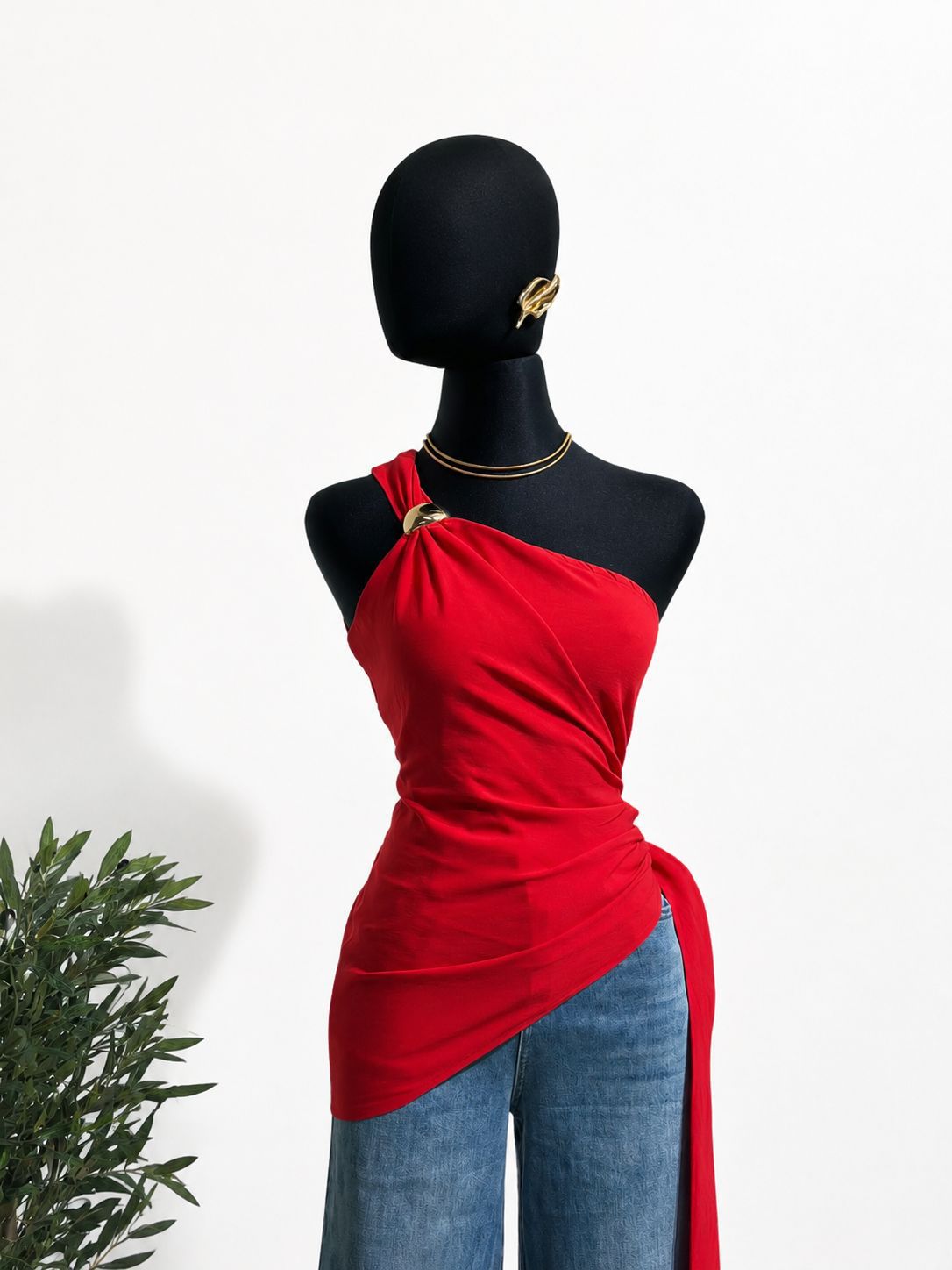 Blusa Sesgada Broche Metálico