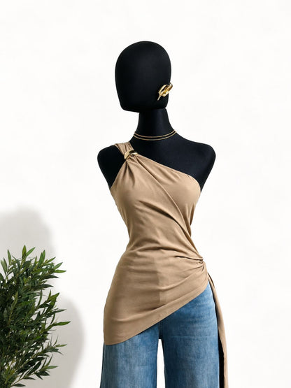 Blusa Sesgada Broche Metálico