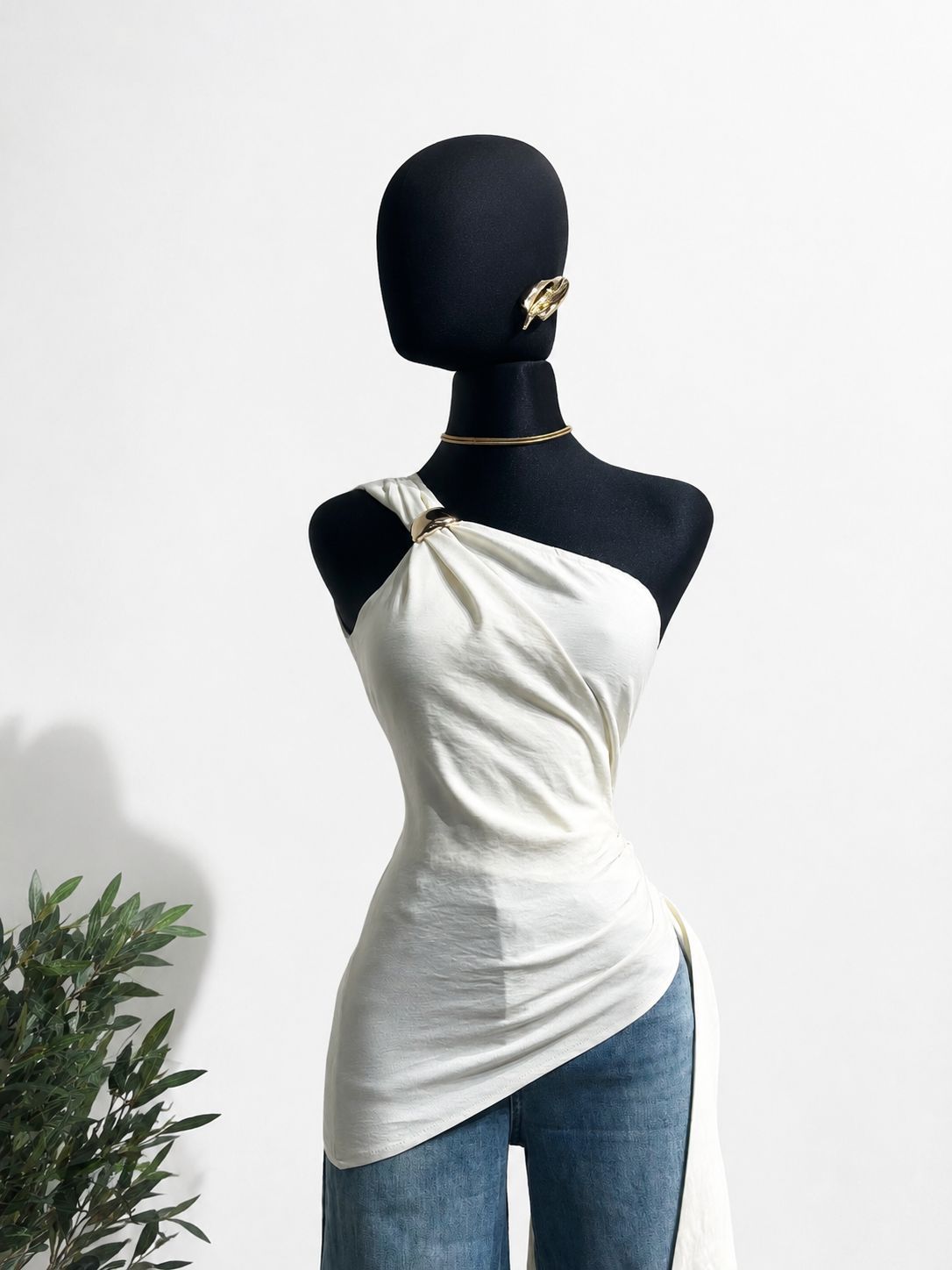 Blusa Sesgada Broche Metálico