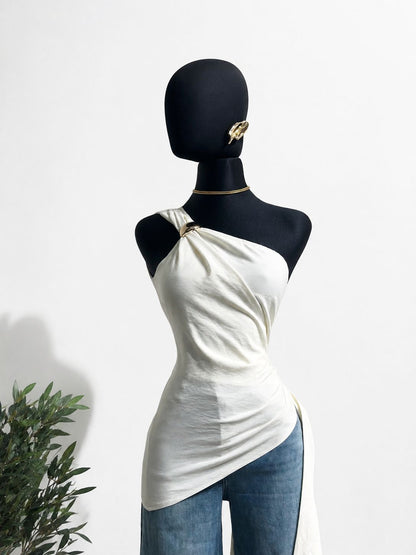 Blusa Sesgada Broche Metálico
